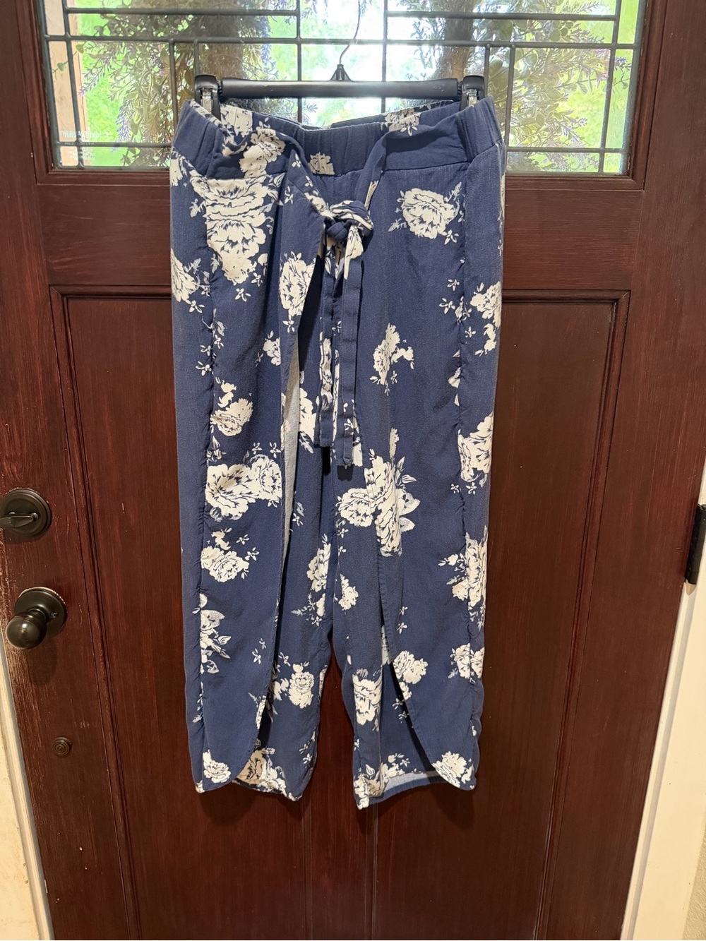 Tie-Front Blue Floral fly-away pants